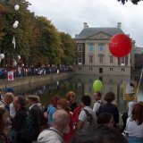 2005. Omsingeling van de Hofvijver in Den Haag. Symbolische protest tegen kabinet Balkenende-2 